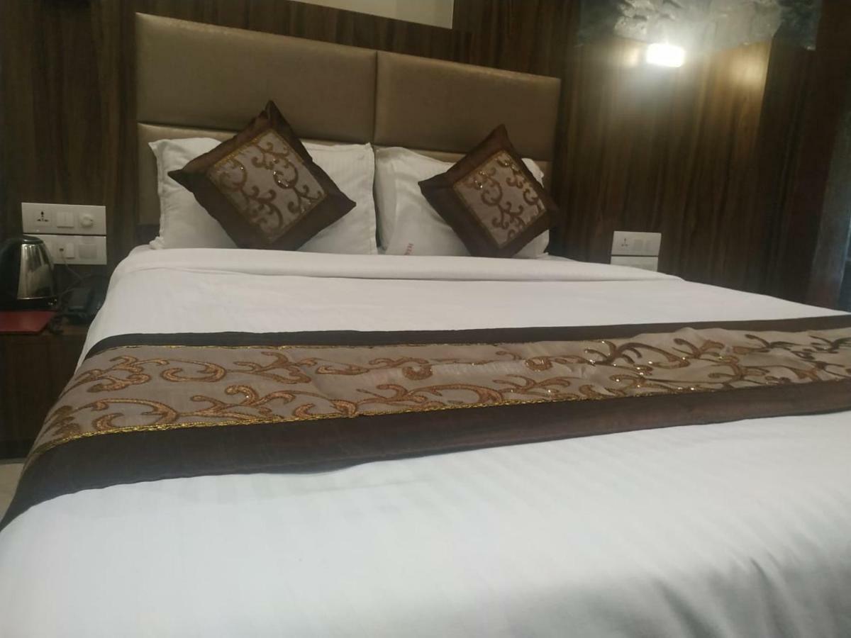 Hotel Sea Grand, Colaba Mumbai Exterior photo