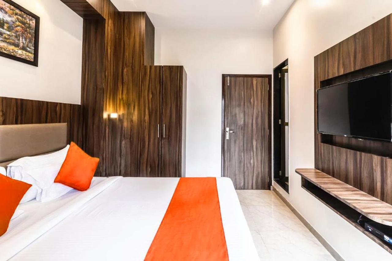 Hotel Sea Grand, Colaba Mumbai Exterior photo